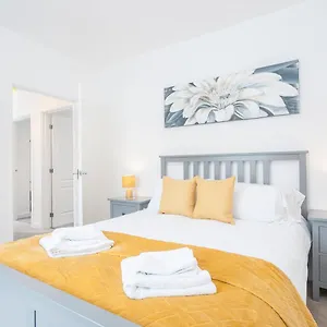 Apartment Modern 2 Bedroom Next To Bay With Parking, Cardiff
