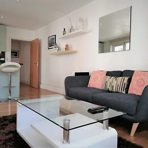 https://still-life-tower-hill-executive.cambridgehotelsuk.com