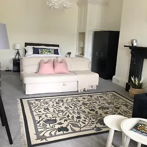 https://grosvenor-place-spacious-studio-apartment.tophotelsbath.com