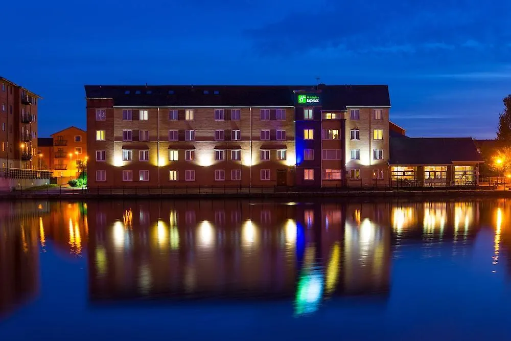 Holiday Inn Express Cardiff Bay By Ihg 3*,